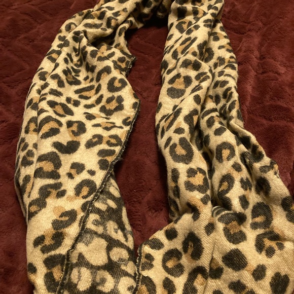 NY&CO leopard print oversized scarf with fringe. - Picture 2 of 7